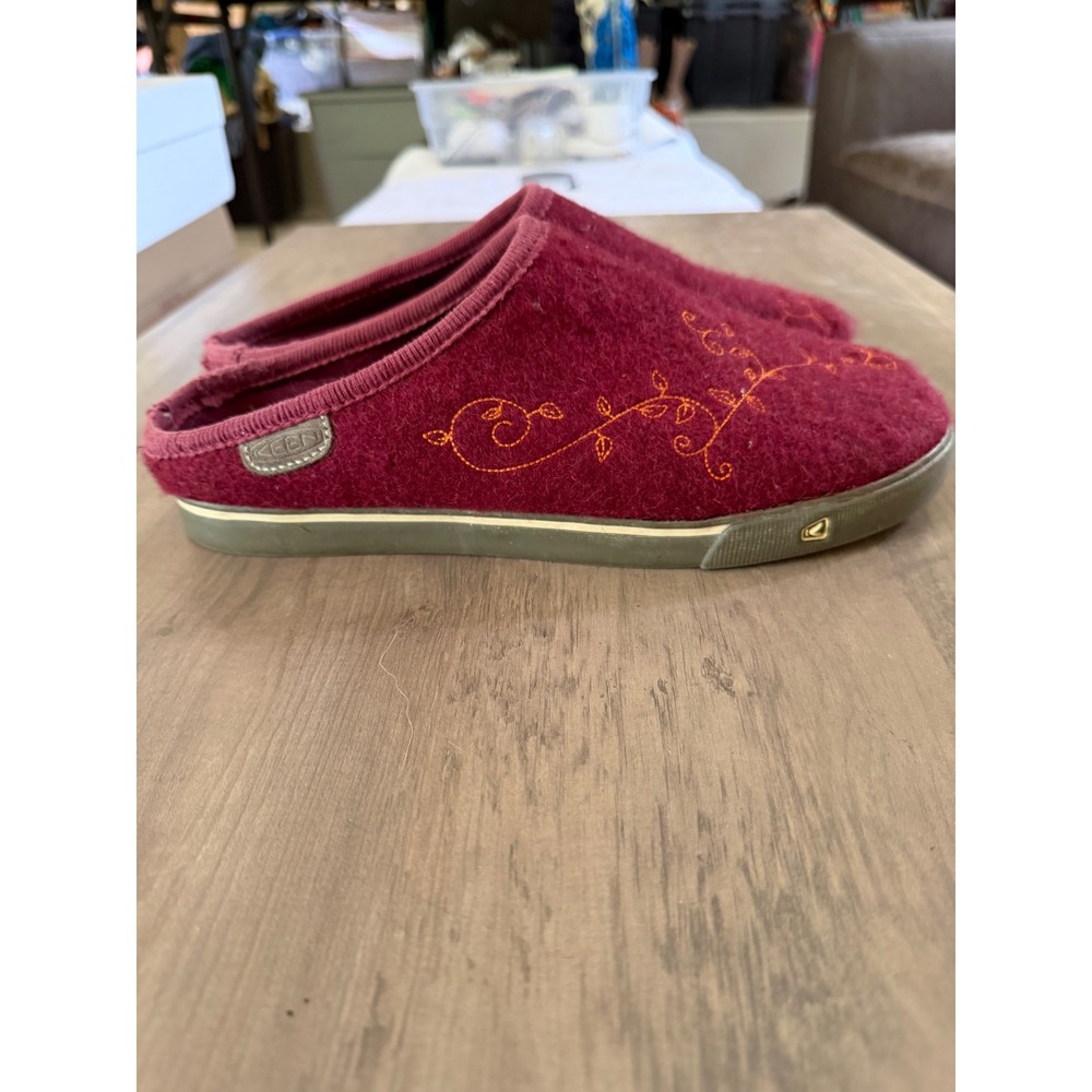 Rare KEEN Trillium Slippers in beautiful burgundy & floral vine embroidery 9 - Picture 2 of 7